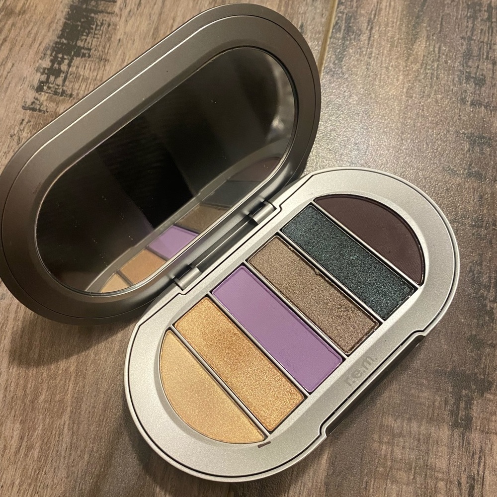 R.E.M Beauty Groovy Baby Eyeshadow Palette